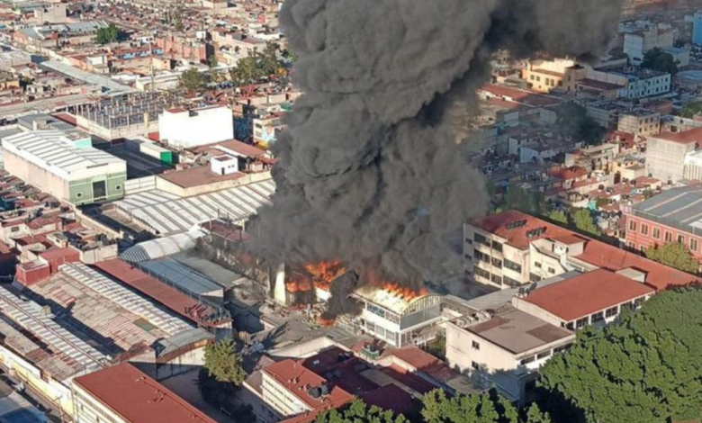 Bomberos combaten incendio en bodega de calzado en la Cuauhtémoc