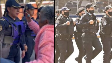 Adulta mayor persigna a mujeres policías desplegadas por marcha
