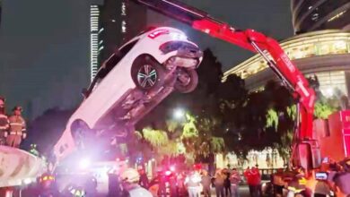 Momento exacto en que un auto se ‘subió' a la fuente de la Diana Cazadora