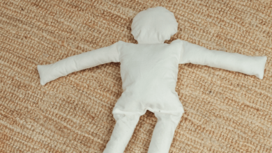 La tiktoker que “se casó” con un muñeco de trapo ahora es madre de tres hijos de trapo