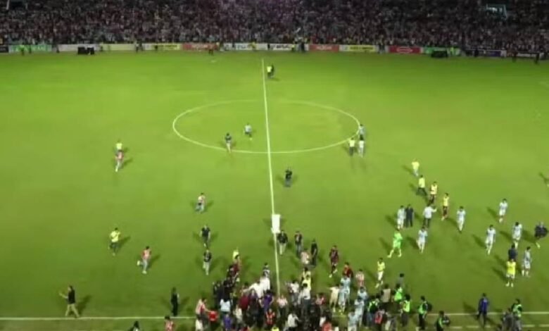 Afición de Chivas "invade" la cancha de Estadio Tamaulipas