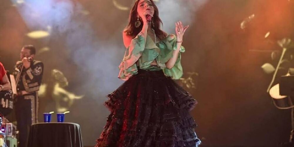 Ángela Aguilar deslumbra en el Carnaval de Ciudad del Carmen y desata rumores sobre su relación con Christian Nodal