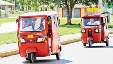 Los vehículos conocidos como "pochimóviles" no están diseñados para el transporte público en las cabeceras municipales, sino exclusivamente para comunidades rurales, afirmó la secretaria de Gobierno, Liz Hernández Romero. Debido a la falta de condiciones de seguridad, estas unidades no recibirán concesiones para operar en zonas urbanas, ya que representan un riesgo para los pasajeros. "Su diseño es para el traslado en comunidades rurales, por lo que la Ley de Movilidad no los contempla para prestar servicio en las ciudades", explicó la funcionaria. Los "pochimóviles" son motocarros o motocicletas adaptadas que transportan personas principalmente en áreas rurales. Sin embargo, en Carmen, más de 100 de estas unidades han comenzado a operar en colonias y avenidas principales de la Isla, como la 10 de Julio, donde también circulan camiones de carga. Hernández Romero advirtió que estos vehículos están diseñados para un máximo de dos pasajeros y un conductor, pero en muchas ocasiones transportan hasta seis personas, lo que aumenta significativamente el riesgo de accidentes. Ante esta situación, se reitera que los "pochimóviles" no podrán operar en ciudades, ya que su uso en zonas urbanas representa un alto peligro para la seguridad vial