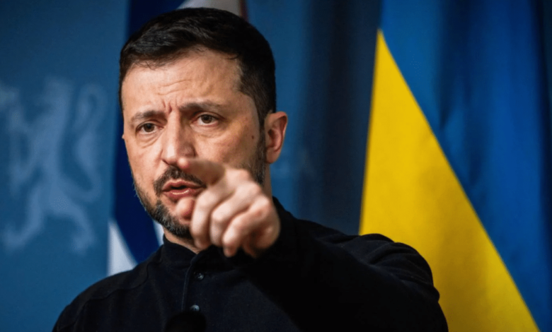 Presidente de Ucrania Zelensky señalando hacia el frente