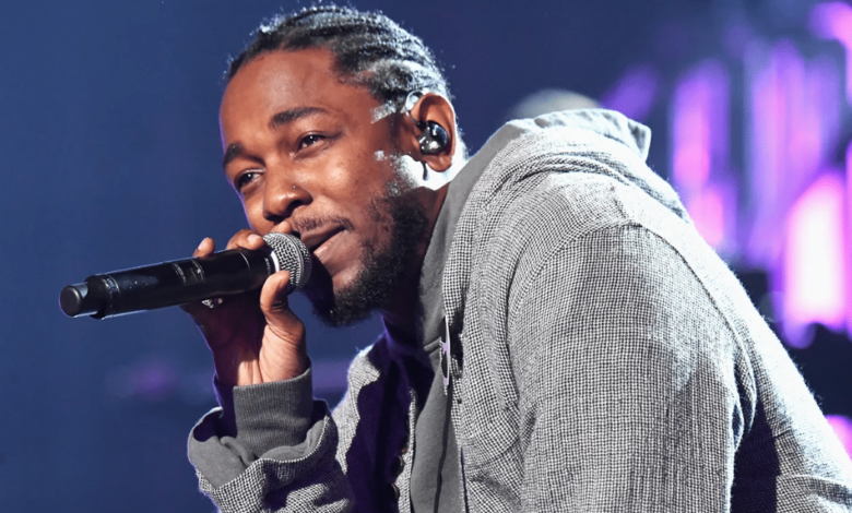 Kendrick Lamar en plena presentación (Foto por Billboard)