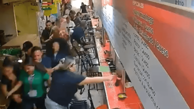 Fragmento del video donde la mujer regresa por su refresco (Foto de Redes sociales)