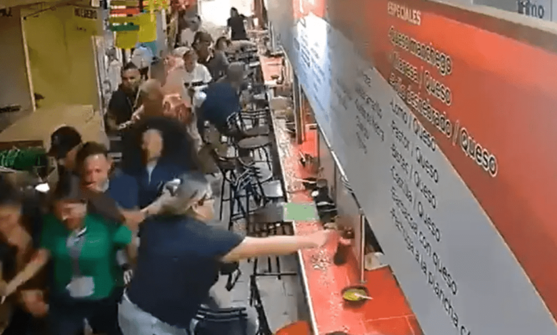 Fragmento del video donde la mujer regresa por su refresco (Foto de Redes sociales)