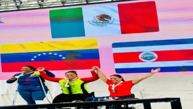 María de los Ángeles Ortiz Hernández sonríe con su medalla de oro en el podio del Grand Prix 2025 de Paratletismo, celebrado en Cali, Colombia.