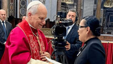 Rosa Icela entrega carta de invitación a México a papa León XIV