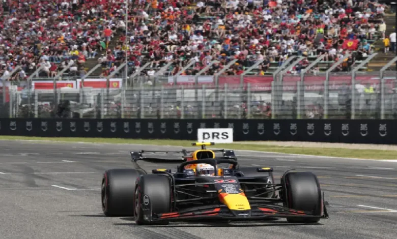 Imagen del auto de Yuki Tsunoda volcado y contra las barreras en el circuito de Imola tras accidente durante la clasificación del Gran Premio de Emilia-Romaña.