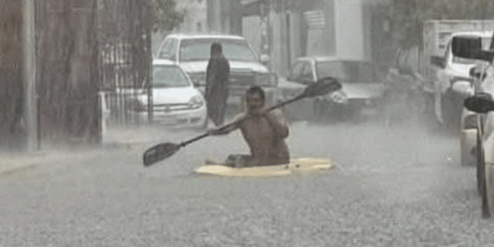 Ciudad del Carmen adapta su día a día inundaciones provocan ingeniosas soluciones, hasta kayak