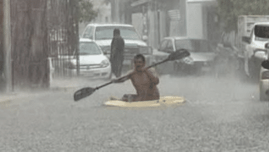 Ciudad del Carmen adapta su día a día inundaciones provocan ingeniosas soluciones, hasta kayak