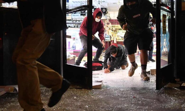 Vandalizan tiendas en Los Ángeles y se llevan iPhones, laptops, y joyería. (Foto de internet)