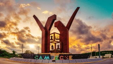 Dan mantenimiento al Monumento del Escudo de Campeche para conservar su valor histórico