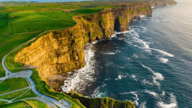 Descubre los lugares y actividades esenciales para vivir Irlanda al máximo, Ciudades vibrantes y culturales, paisajes naturales emblemáticos, rutas panorámicas y joyas ocultas ideales para aventuras memorables.