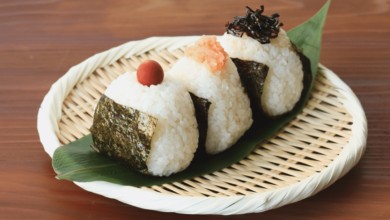 Descubre cómo hacer onigiris de forma sencilla en casa, el tradicional bocadillo japonés ideal para llevar o disfrutar como comida ligera. Aprende a prepararlos con ingredientes accesibles y en pocos minutos.