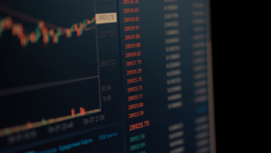 Los aranceles impuestos por la administración Trump están generando efectos inflacionarios en EE.UU., al ser absorbidos por los importadores que ahora comienzan a trasladarlos al consumidor final. Analistas advierten que esta política no detendrá el declive manufacturero.