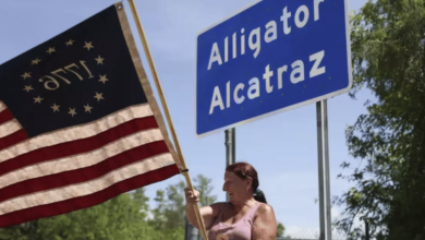 El gobernador Ron DeSantis confirmó el inicio de vuelos de deportación desde el centro de detención en los Everglades, en apoyo a la estrategia migratoria del presidente Donald Trump. La medida ha generado controversia por las condiciones denunciadas en el lugar.