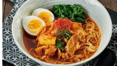 Aprende a preparar un ramen auténtico en casa con caldo denso, fideos caseros y toppings tradicionales como chashu, huevo marinado y menma.