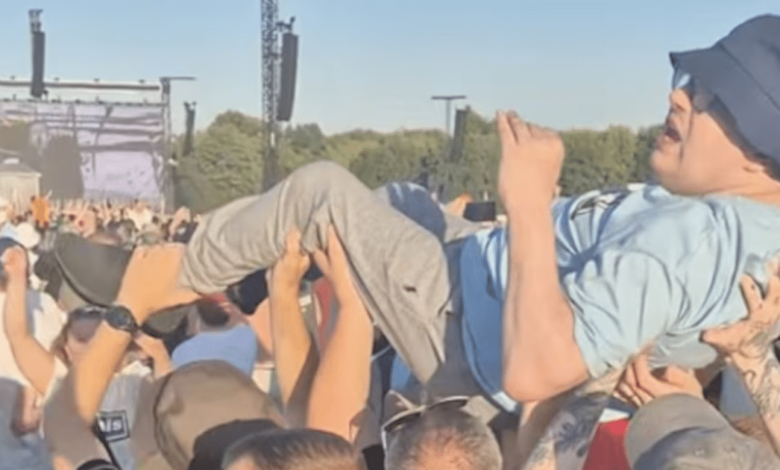 El emotivo gesto que conmovió en el concierto de Oasis Daniel, el fan en silla de ruedas que fue alzado por la multitud