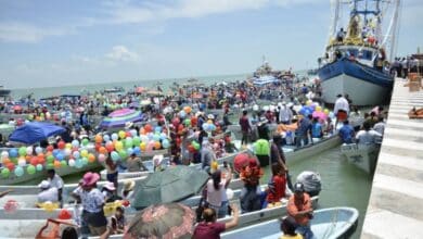 Fieles de la Virgen del Carmen en recorrido