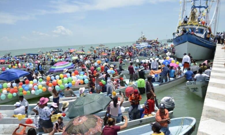 Fieles de la Virgen del Carmen en recorrido
