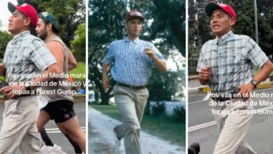 Hombre disfrazado de Forrest Gump corre un maratón