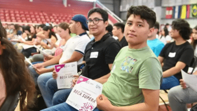 Más de cien jóvenes campechanos reciben becas para continuar sus estudios