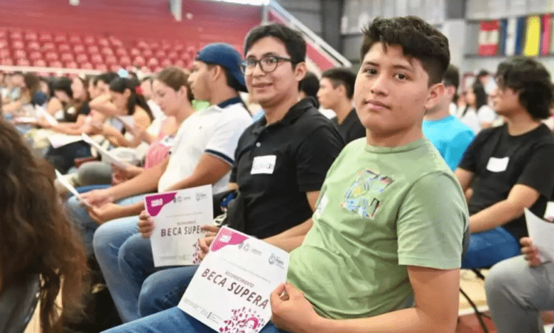 Más de cien jóvenes campechanos reciben becas para continuar sus estudios