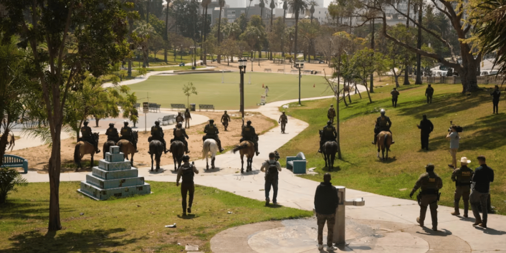 Una operación de agentes federales, incluyendo la Patrulla Fronteriza y el Departamento de Seguridad Nacional (DHS), desató tensión en parque MacArthur, en el centro de Los Ángeles.