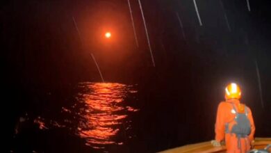 Rescatan a desaparecidos tras naufragio de un barco en Indonesia