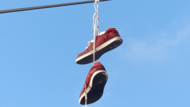 ¿Por qué cuelgan zapatos en los cables de luz El significado detrás de esta práctica global