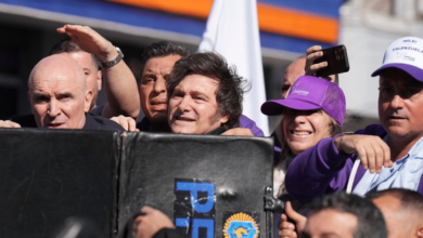 El presidente argentino Javier Milei fue evacuado durante una caravana en Lomas de Zamora luego de que opositores arrojaran piedras contra su comitiva. El mandatario salió ileso, en medio de un clima político marcado por acusaciones de corrupción que involucran a su entorno.