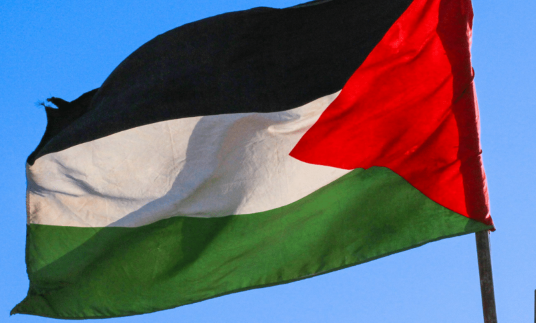 El movimiento islamista aprobó un plan que contempla una tregua de 60 días, liberación de rehenes e intercambio de prisioneros, mientras Israel mantiene reservas y continúa con planes militares en Gaza.