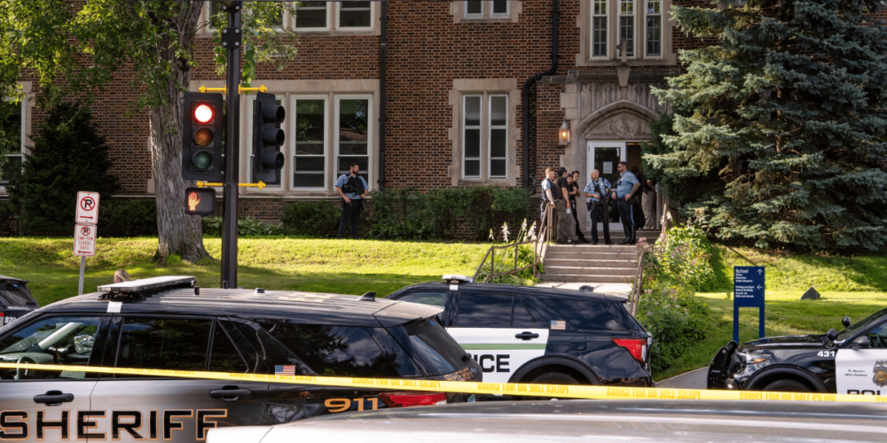 Un hombre de 23 años identificado como Robin Westman, sin antecedentes, disparo contra la iglesia de la escuela católica Annunciation, en Minneapolis (EE UU).