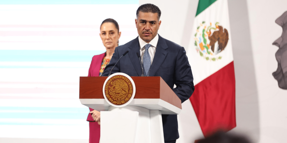 La Presidenta de México resaltó que la disminución es producto de la implementación de los 4 ejes de la Estrategia Nacional de Seguridad: Atención a las causas; consolidación de la Guardia Nacional; fortalecimiento de la inteligencia e investigación y coordinación entre las instituciones de seguridad