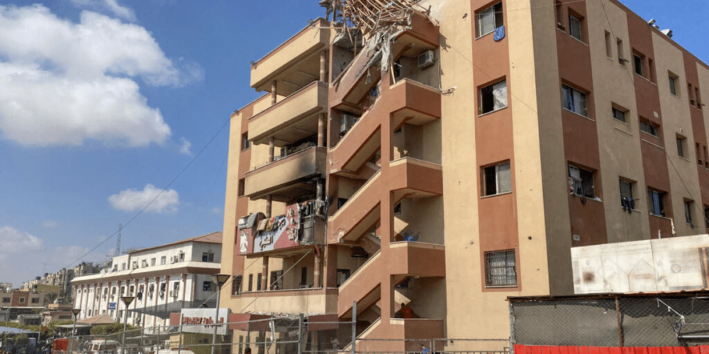 Un ataque aéreo israelí impactó el hospital Nasser en Jan Yunis, al sur de la Franja de Gaza, provocando la muerte de al menos 20 personas, entre ellas cinco periodistas de medios internacionales.