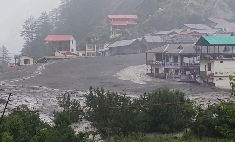 Equipos de rescate continúan buscando a más de un centenar de personas desaparecidas tras una mortal avalancha de agua y lodo que arrasó la aldea de Dharali, en el norte de la India.