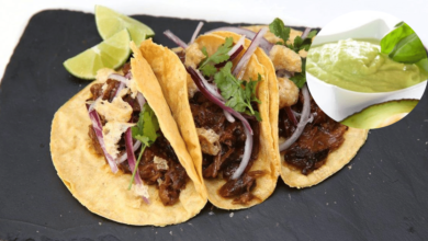 Tacos de short rib con reducción de chile pasilla y espuma de aguacate