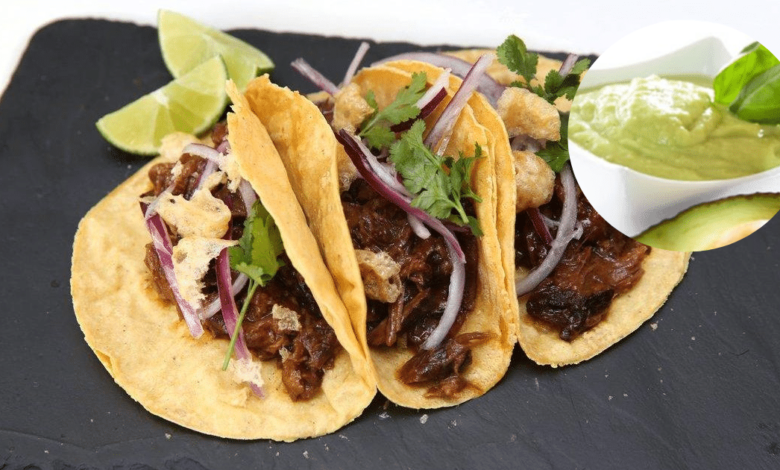 Tacos de short rib con reducción de chile pasilla y espuma de aguacate