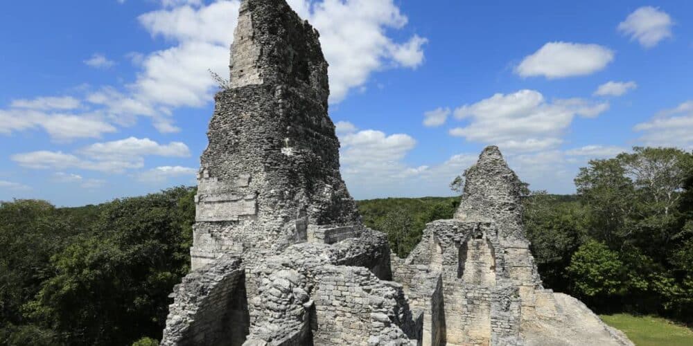 Xpujil: donde la selva susurra historias de piedra y tiempo