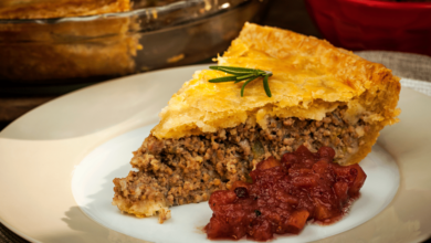 Preparar un pastel de carne es más sencillo de lo que parece. Con ingredientes básicos como carne molida, huevo y pan rallado, puedes elaborar un platillo perfecto para comidas familiares o reuniones especiales, acompañado de puré, ensaladas o verduras al vapor.