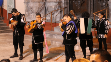 Las callejoneadas de Guanajuato combinan música, humor, leyendas y tradición, cerrando en el icónico Callejón del Beso.