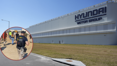 En la mayor operación migratoria en un solo lugar de la historia de HSI, agentes federales arrestaron a 475 personas en la metaplanta de Hyundai en Ellabell, Georgia.