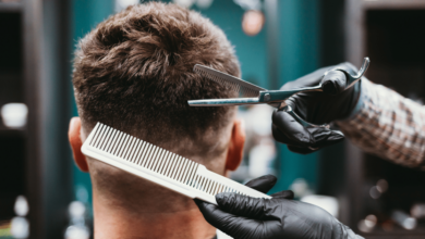 En 2025, los cortes de cabello para hombres se destacan por equilibrar estilo con practicidad, priorizando texturas naturales, versatilidad e inspiración retro.