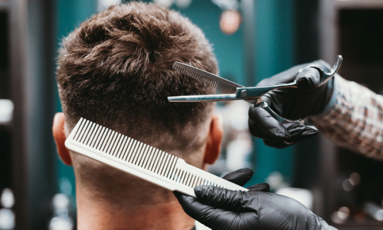 En 2025, los cortes de cabello para hombres se destacan por equilibrar estilo con practicidad, priorizando texturas naturales, versatilidad e inspiración retro.