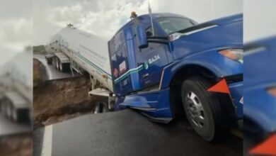 Pipa de gas queda colgando tras deslave en carretera de Baja California Sur (Foto de internet)