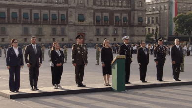 Claudia Sheinbaum iza bandera a media asta en memoria de víctimas de los sismos de 1985 y 2017