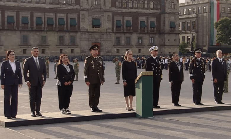 Claudia Sheinbaum iza bandera a media asta en memoria de víctimas de los sismos de 1985 y 2017