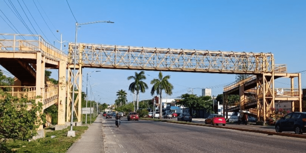 Desmantelan puente peatonal en la colonia Pedro Sainz de Baranda, Ciudad del Carmen